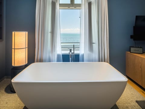 Bathroom, Sea view