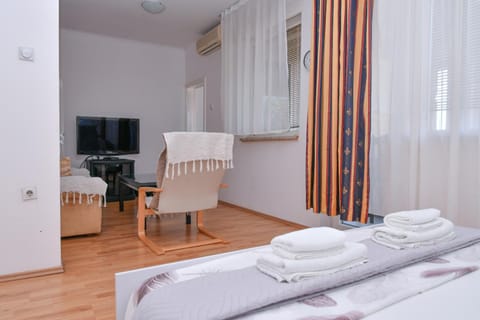 Bed, Living room, Photo of the whole room, Seating area, towels