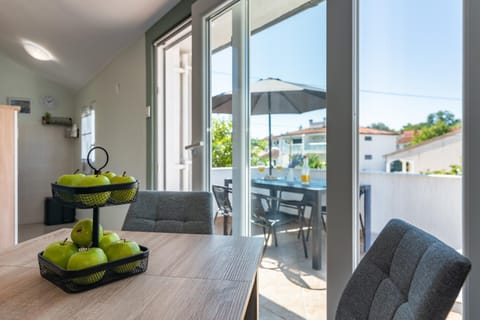 Patio, View (from property/room), Balcony/Terrace, Kitchen or kitchenette, Living room, Seating area, Dining area, Food
