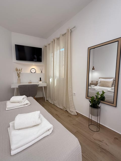 TV and multimedia, Photo of the whole room, Bedroom