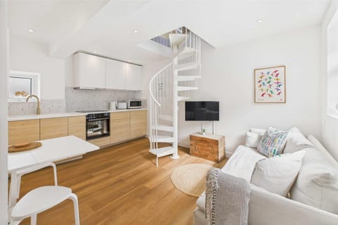 TV and multimedia, Kitchen or kitchenette, Living room, Seating area, Dining area, oven, stove, toaster