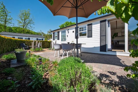 Property building, Patio, Spring, Day, Garden, Garden view