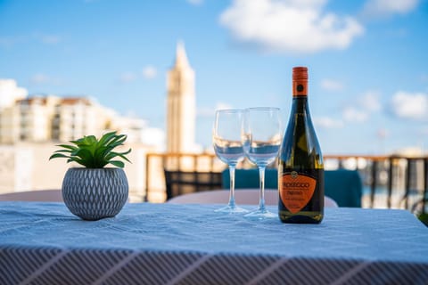 Natural landscape, View (from property/room), Balcony/Terrace, Dining area, Sea view