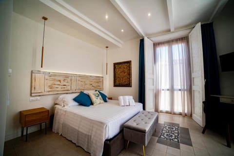 Bed, TV and multimedia, Photo of the whole room, Bedroom