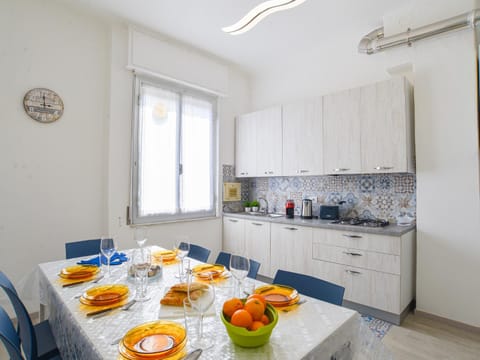 Kitchen or kitchenette, Dining area, stove