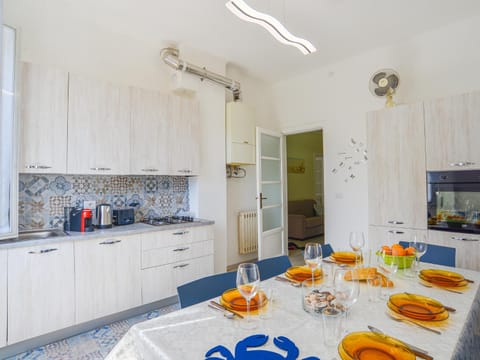 Kitchen or kitchenette, Dining area, oven, stove