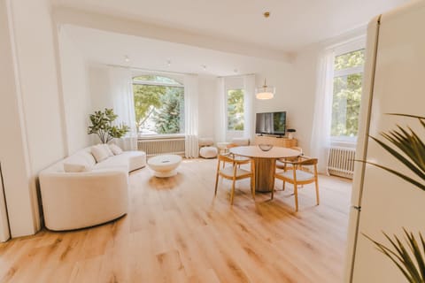 Communal lounge/ TV room, TV and multimedia, Living room, Seating area, Dining area, Evening entertainment