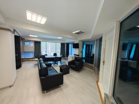 Communal lounge/ TV room, TV and multimedia, Living room, Seating area, Evening entertainment