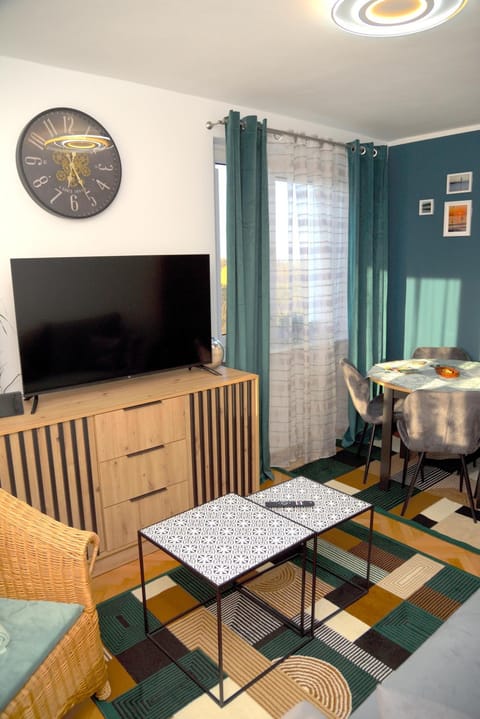 TV and multimedia, Living room, Seating area, Dining area