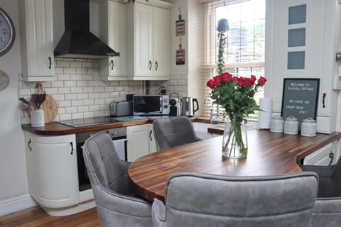 Kitchen or kitchenette, Seating area, Dining area, oven, stove, toaster