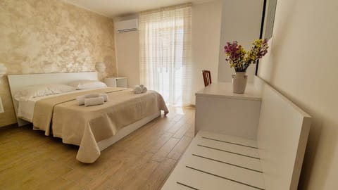 Bedroom, Breakfast