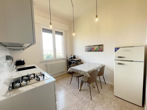 Kitchen or kitchenette, Dining area, stove
