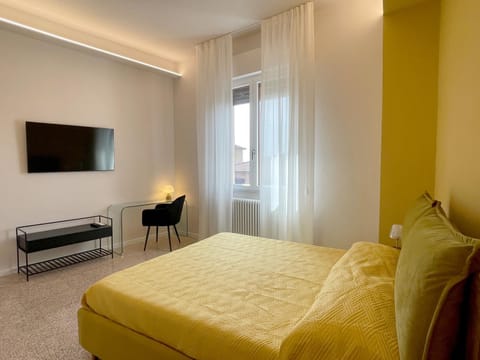 Bed, TV and multimedia, Photo of the whole room, Bedroom