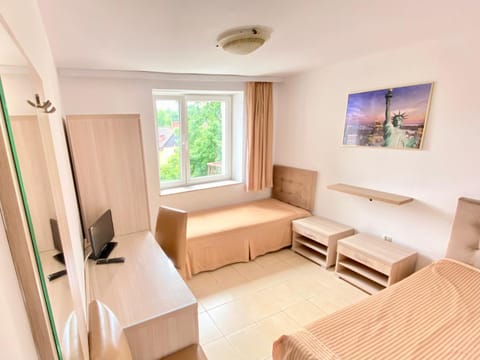 Communal lounge/ TV room, Bed, TV and multimedia, Living room, Photo of the whole room, Seating area, Evening entertainment, Bedroom