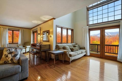 Mountain View Chalet House in Mendon