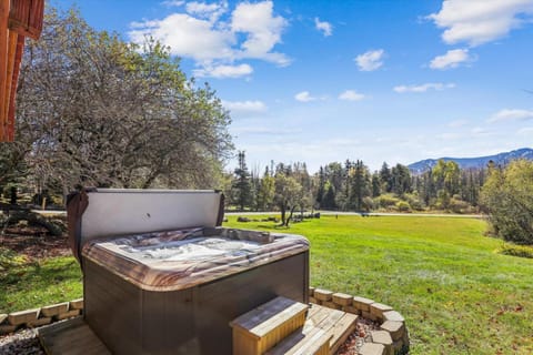 Mountain View Chalet House in Mendon
