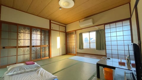 TV and multimedia, Photo of the whole room, air conditioner