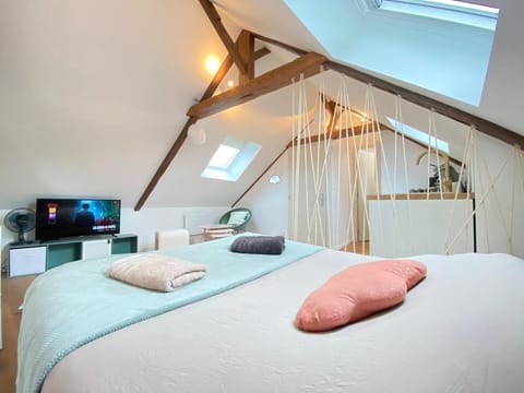 Bed, TV and multimedia, Photo of the whole room
