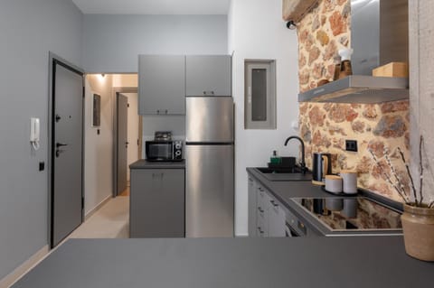 Coffee/tea facilities, Kitchen or kitchenette, oven, stove, toaster