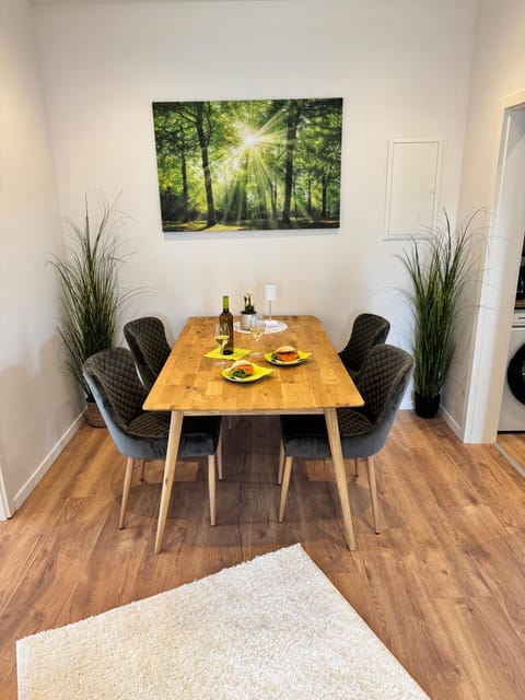 Seating area, Dining area