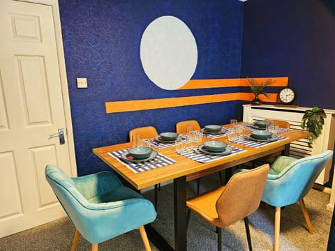 Living room, Food and drinks, Seating area, Dining area, Food