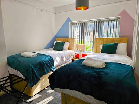 Bed, Bedroom, towels