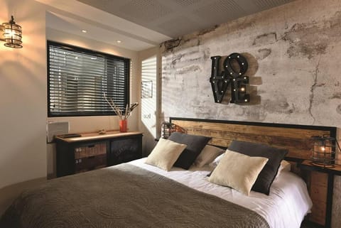 Bed, Photo of the whole room