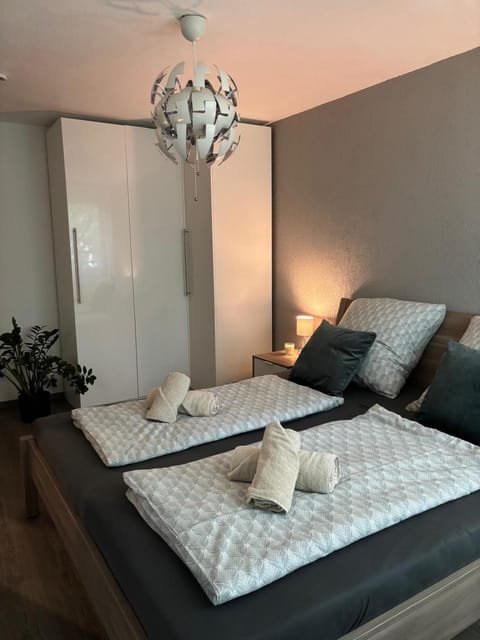 Bed, Photo of the whole room, Bedroom, towels