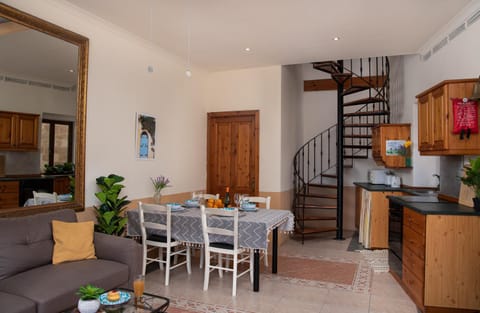 Kitchen or kitchenette, Living room, Seating area, Dining area