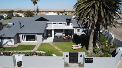 Patio, Facade/entrance, Natural landscape, Activities, Garden, Balcony/Terrace, Beach, Windsurfing, Garden view, Street view, Sports, Family, Parking, sunbed