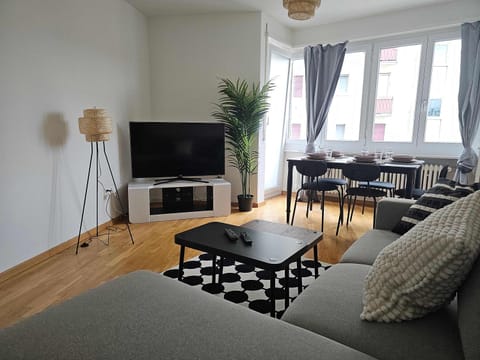 Downtown Dream 3 5BR with Balcony and Style BA21 House in Zurich City