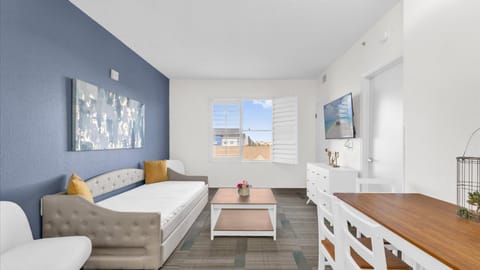 Bed, TV and multimedia, Living room, Seating area, Dining area, air conditioner