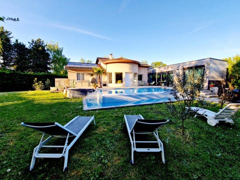 Property building, Day, Garden, Garden view, Pool view, Swimming pool, sunbed