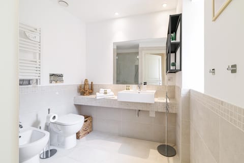 Shower, Toilet, Bathroom, bidet, towels