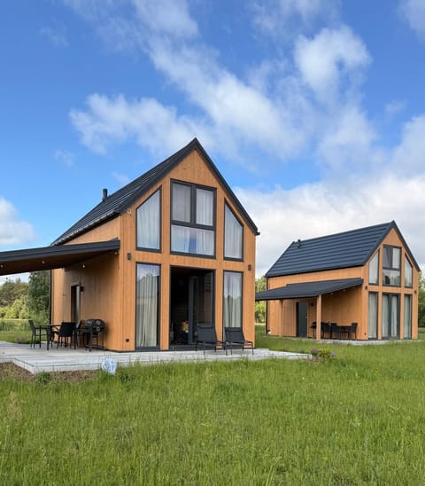 Property building, Day, BBQ facilities, BBQ facilities, Garden, Balcony/Terrace, Balcony/Terrace, Garden view, sunbed