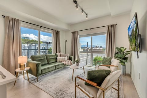 View (from property/room), Living room, Seating area, City view, Mountain view