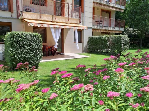 Property building, Facade/entrance, Garden, Balcony/Terrace