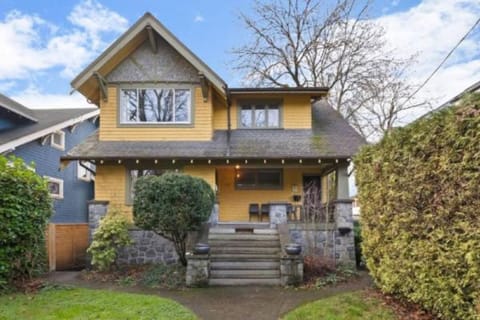 Charming 2 bedroom Duplex steps from Jericho Beach House in Vancouver