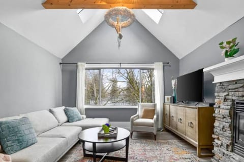 Charming 2 bedroom Duplex steps from Jericho Beach House in Vancouver