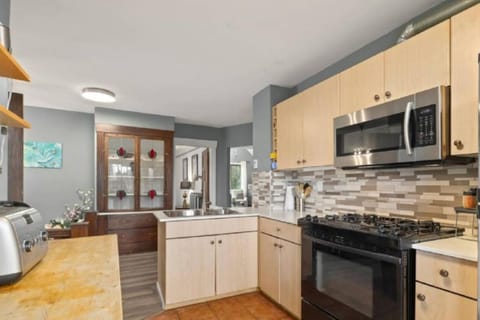 Charming 2 bedroom Duplex steps from Jericho Beach House in Vancouver