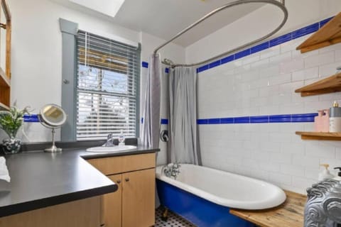 Charming 2 bedroom Duplex steps from Jericho Beach House in Vancouver