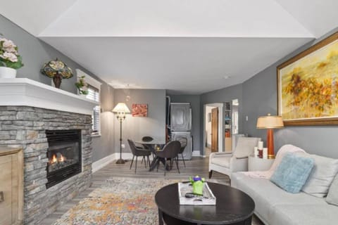 Charming 2 bedroom Duplex steps from Jericho Beach House in Vancouver