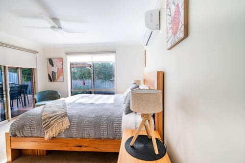 Bed, Day, Photo of the whole room, Bedroom, air conditioner
