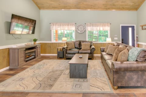 15 Mi to Pigeon River Rafting Newly Built Cabin! Cabin in Douglas Lake