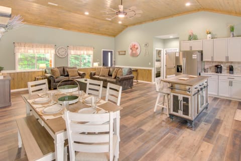 15 Mi to Pigeon River Rafting Newly Built Cabin! Cabin in Douglas Lake