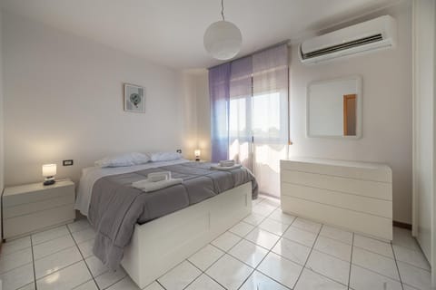 Bed, Bedroom, wardrobe, air conditioner