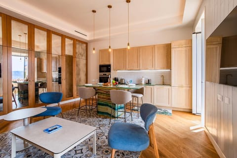 Kitchen or kitchenette, Living room, Seating area, Dining area, stove