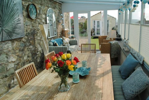 Seating area, Dining area