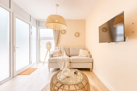 TV and multimedia, Living room, Seating area, internet