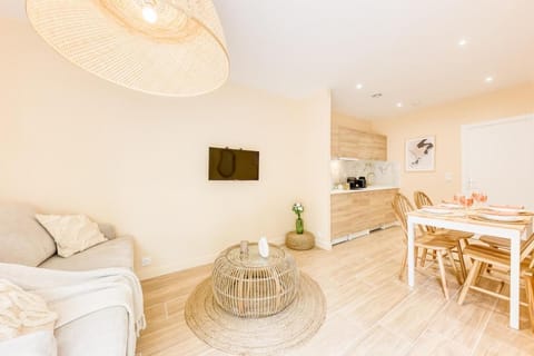 TV and multimedia, Kitchen or kitchenette, Living room, Seating area, Dining area, internet